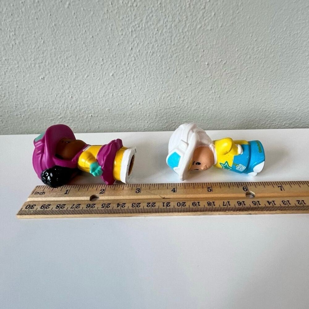 Fisher Price Little People Tessa and Eddie Skateboard Skier Figures Helmets 2019 - Picture 4 of 4